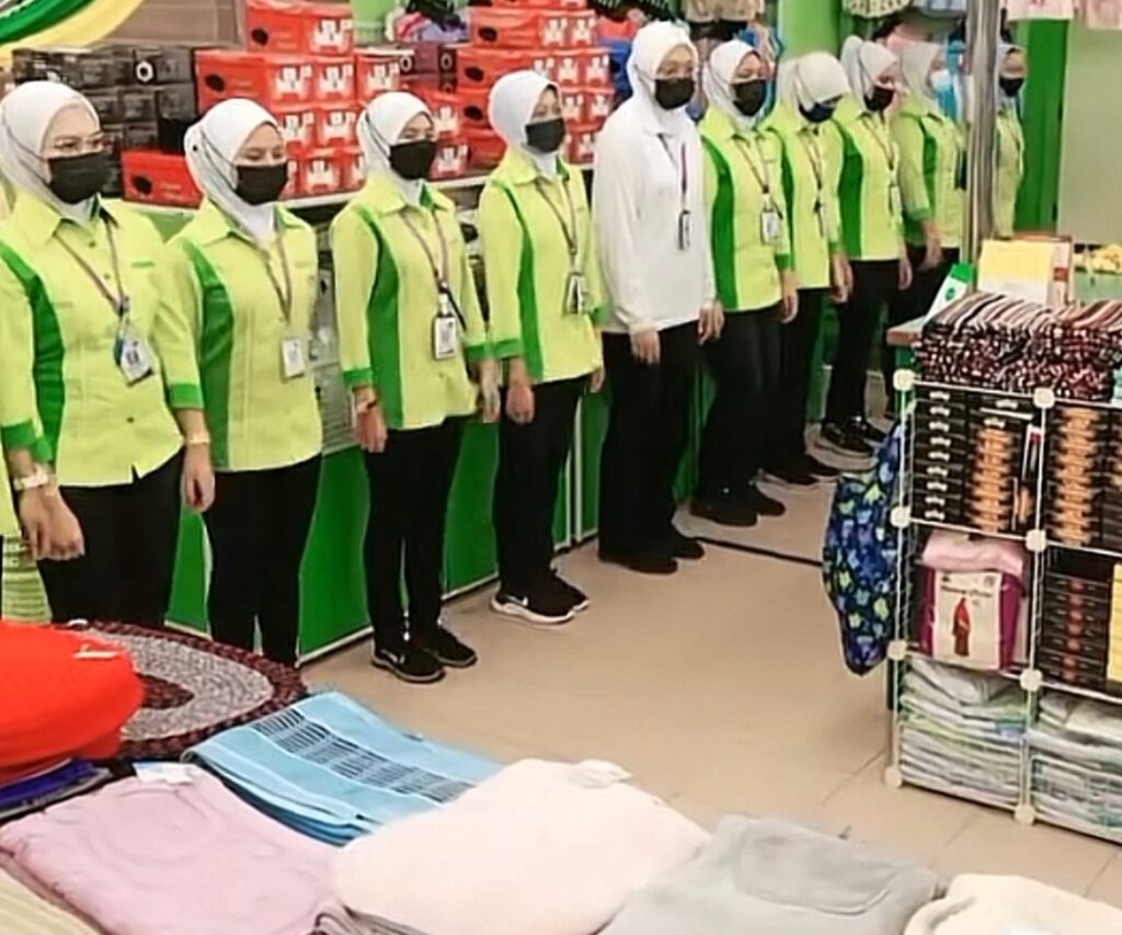 Video ‘Perbarisan’ Pekerja Pusat Pakaian Hari-Hari Tular, Buat Netizen Terhibur