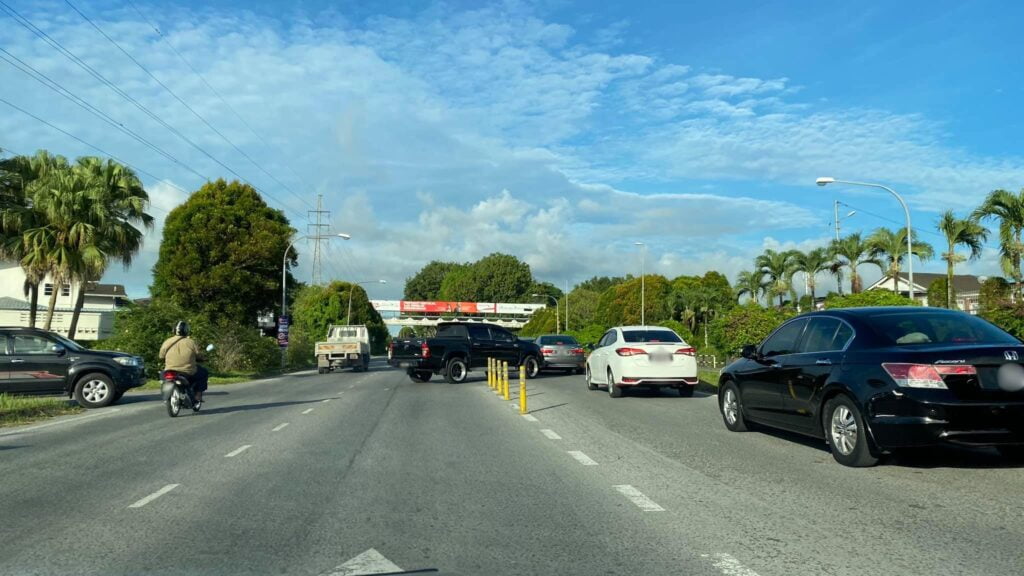 Sering Jadi Shortcut Haram, JKR Bertindak Pasang Simen Di Jalan Tun Razak Di Kuching