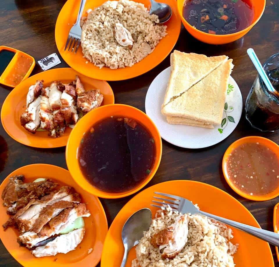 Port Makan Kegemaran Ramai, Nikmati Nasi Ayam Legend Kuching Di Joo Seng Cafe