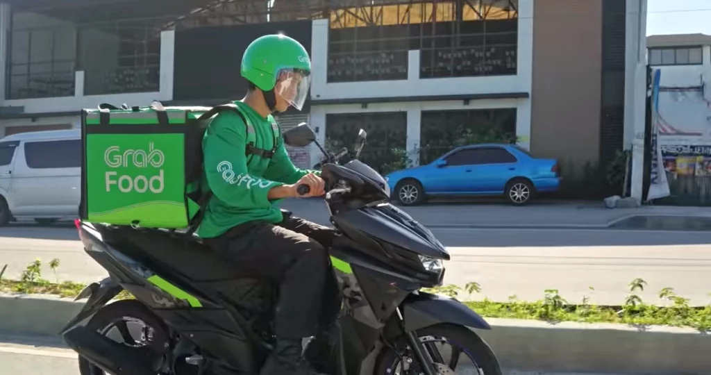Hantar Makanan Ke Rumah Atas Pokok, Rider Terima Pesanan Di Sibu Ini Buat Netizen Geli Hati