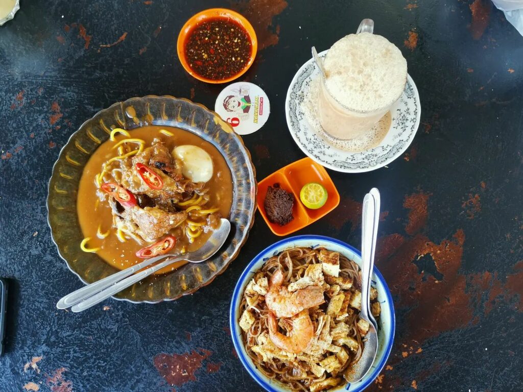 Port Makan Kegemaran Ramai, Nikmati Nasi Ayam Legend Kuching Di Joo Seng Cafe
