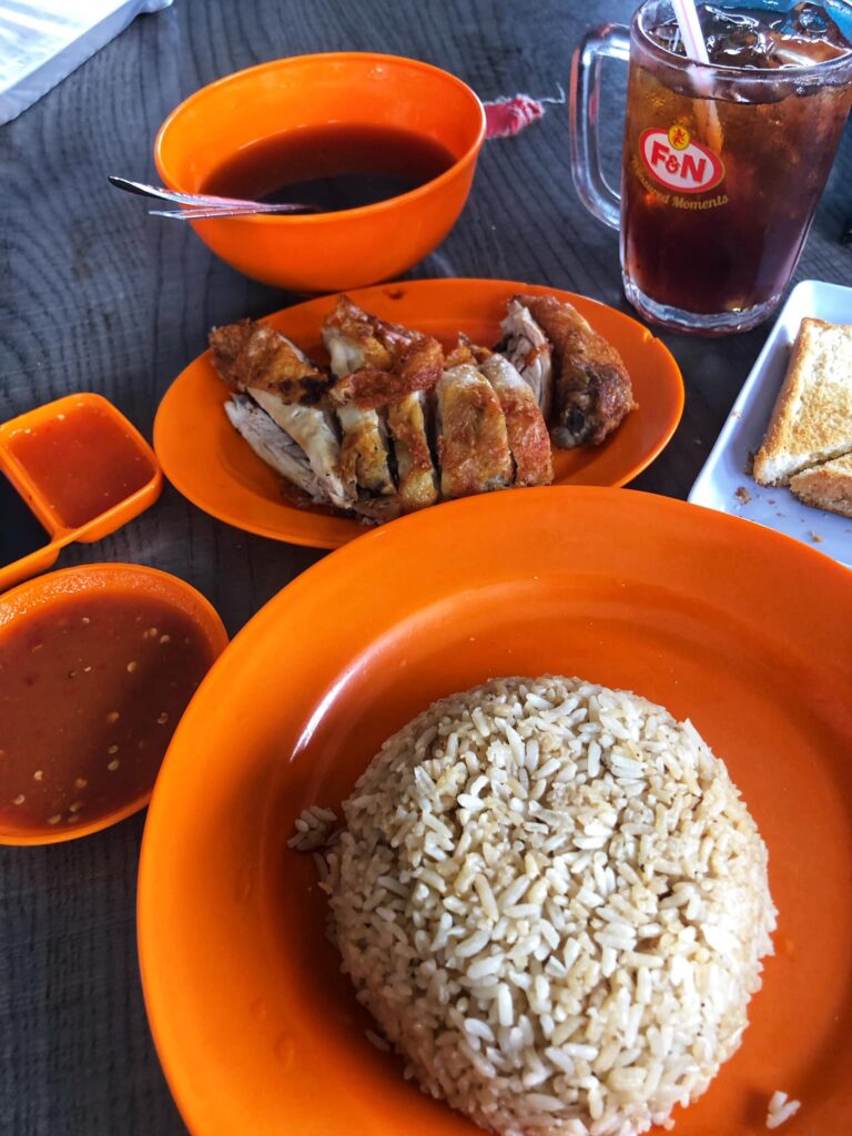 Port Makan Kegemaran Ramai, Nikmati Nasi Ayam Legend Kuching Di Joo Seng Cafe