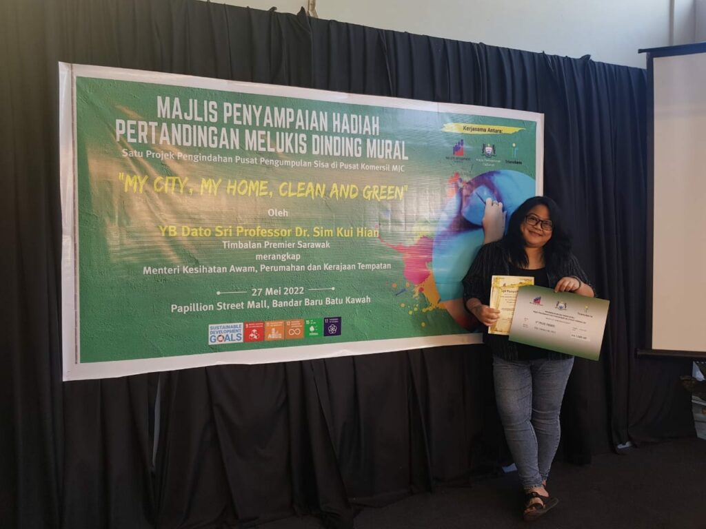 Mural Hasil Tangan Pelukis Bidayuh-Iban Ini Serikan Pusat Kitar Semula Di Sekitar Kuching