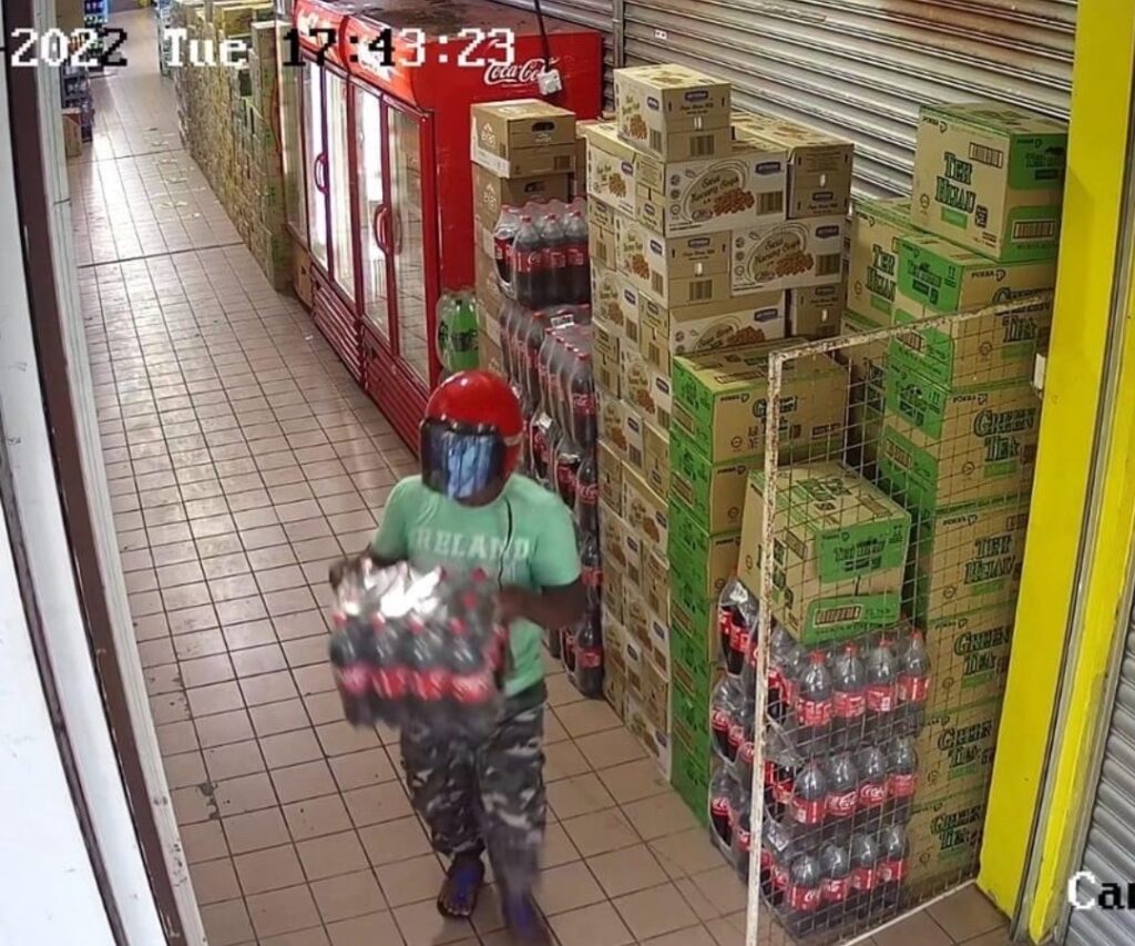 Tular Gambar CCTV Lelaki Bawa Lari Sekarton Coca-Cola Di Bintulu
