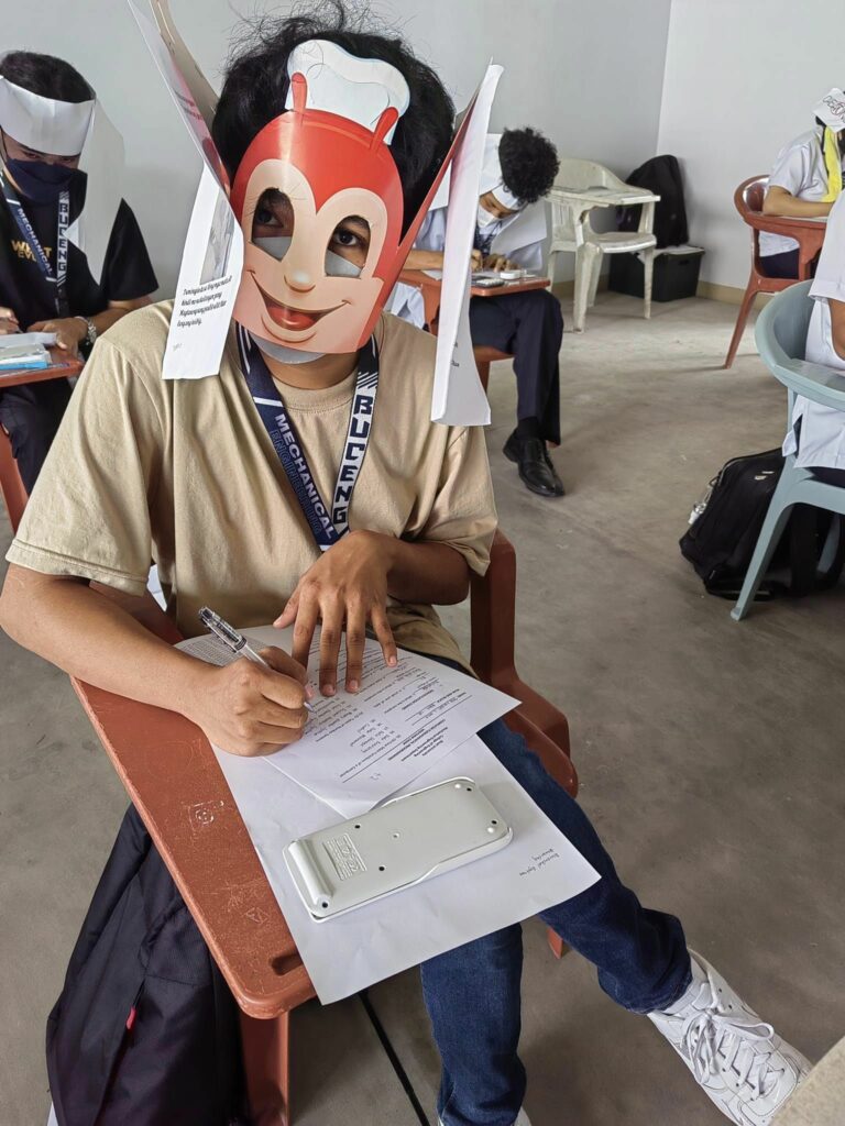 Guna Semasa Exam, Pelajar Dari Universiti Ini Tular Guna Topi 'Anti Menipu'