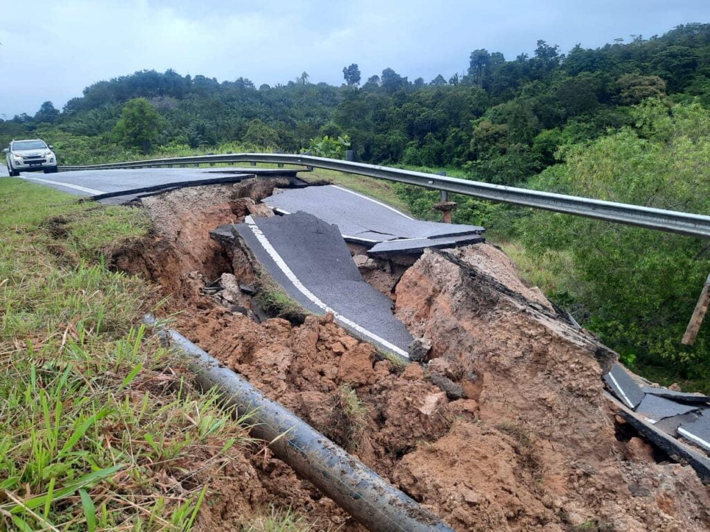 Hujan Berterusan, Jalan Kejapil Di Bekenu Terputus Akibat Tanah Runtuh