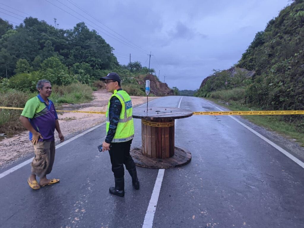 Hujan Berterusan, Jalan Kejapil Di Bekenu Terputus Akibat Tanah Runtuh