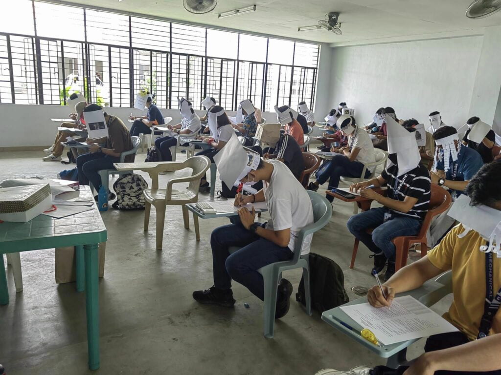 Guna Semasa Exam, Pelajar Dari Universiti Ini Tular Guna Topi 'Anti Menipu'