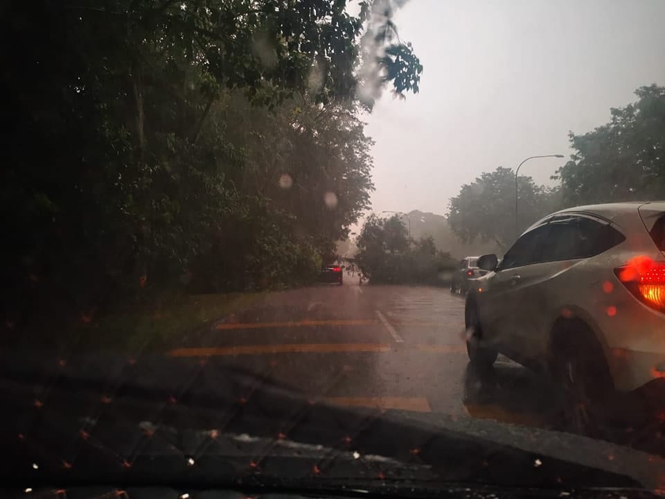 Kereta Dihempap Pokok Di Jalan Kidurong Akibat Hujan Lebat