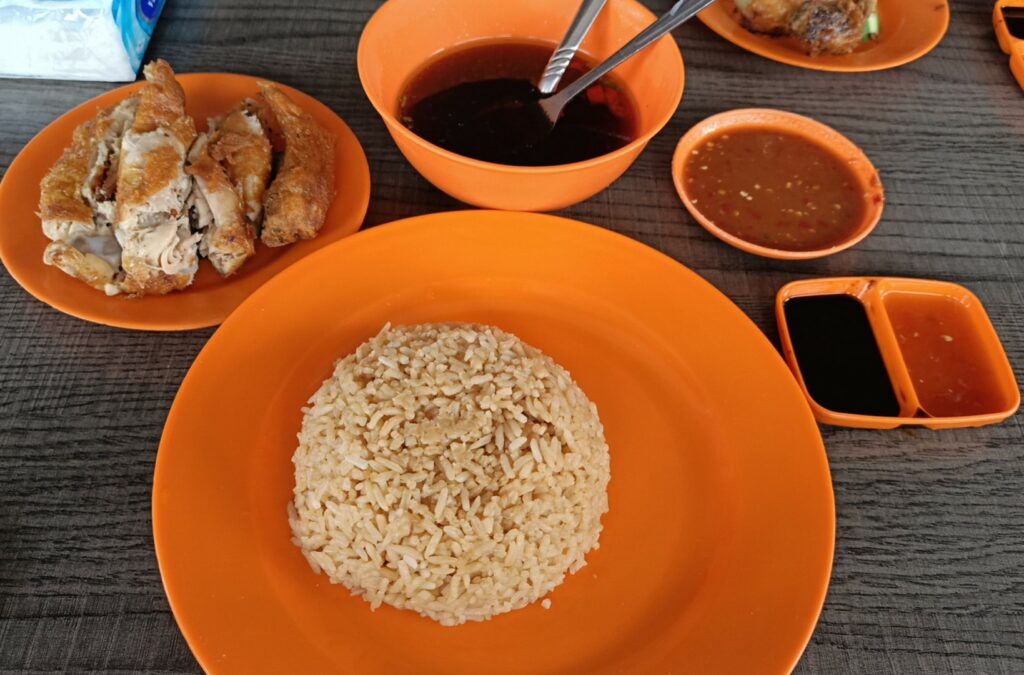 Port Makan Kegemaran Ramai, Nikmati Nasi Ayam Legend Kuching Di Joo Seng Cafe