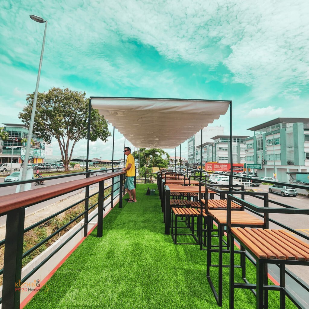 Berkonsepkan British Style, Ketahui Kafe Unik Di Dalam Bas Double Decker Di Kuching