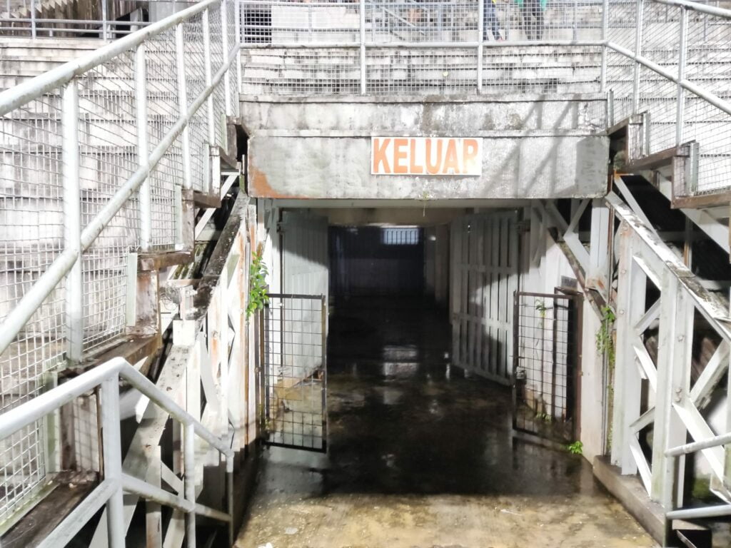 'Ingatkan Rumah Hantu', Netizen Kecewa Lihat Kondisi Sebuah Stadium Di Sarawak Ini