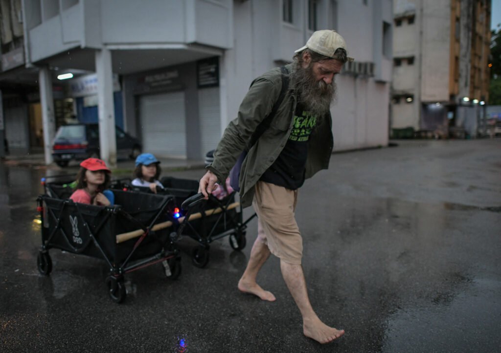 Tular Sering Bawa Anak Sekitar Kuching Guna Stroller, Ebit Lew Hadiahkan Kereta