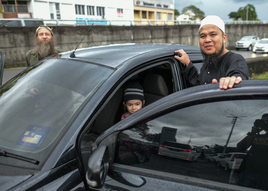 Tular Sering Bawa Anak Sekitar Kuching Guna Stroller, Ebit Lew Hadiahkan Kereta