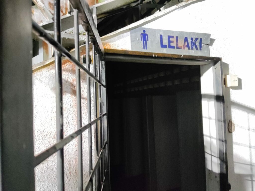 'Ingatkan Rumah Hantu', Netizen Kecewa Lihat Kondisi Sebuah Stadium Di Sarawak Ini