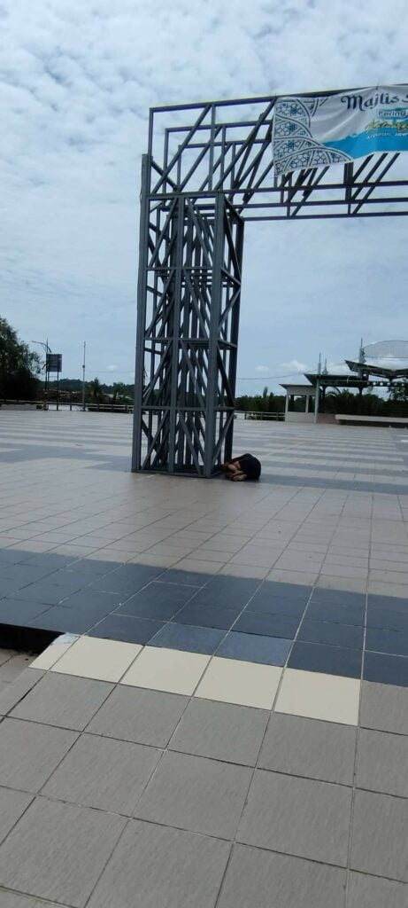 Gelandangan Di Bintulu Semakin Mengganas, Kali Ini Mengamuk Dan Tumbangkan Tong Sampah