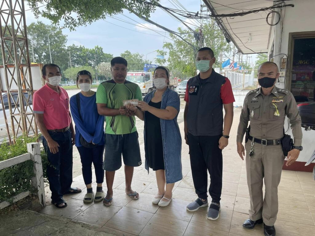 Rezeki Datang Melayang, Pengguna Jalan Raya Bantu Kutip 'Duit Terbang' Berjumlah RM 12K