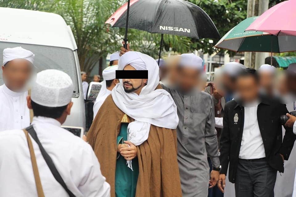 Mengaku Dirinya Keturunan Nabi, Terdapat Dakwaan 'Pendakwah' Ini Adalah Scammer