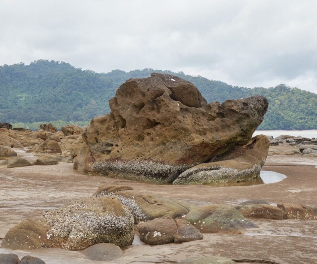 Dalami Kisah Lagenda Disebalik Batu Buaya Di Pantai Santubong