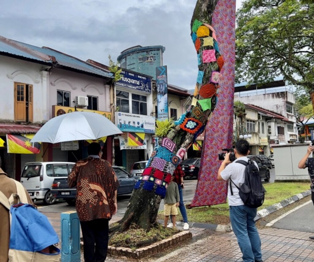 Jalan Di Kuching Bakal Berseri Dengan Seni Hasil Kait ‘Yarn Bombing’