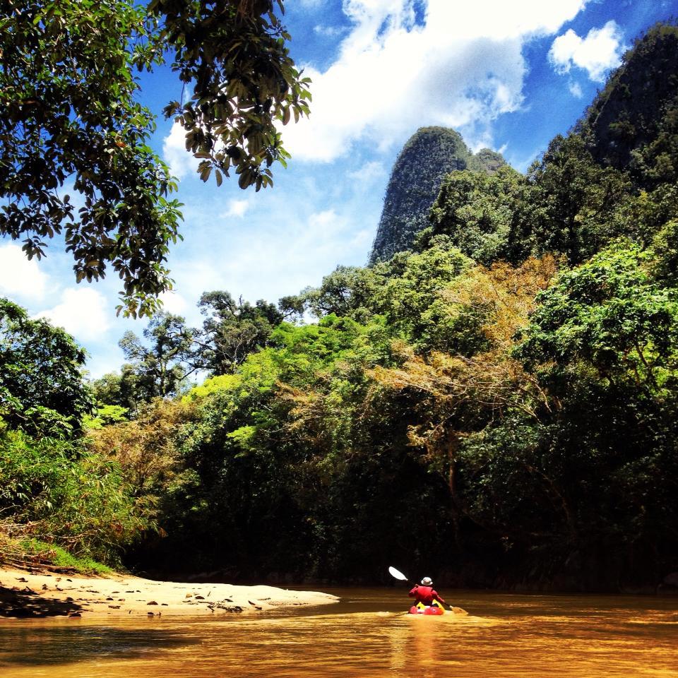 Tidak Jauh Dari Kuching, Borneo Tribal Village Ini Tawar Penginapan Tenang Untuk Anda