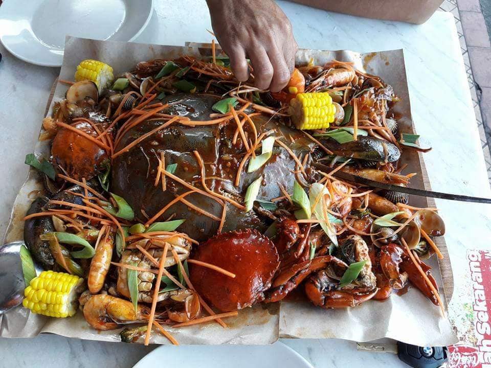 Ayam Geprek Pedas Berapi, Anda Perlu Cuba Menu Menarik Ini Di Salleh Corner Kuching