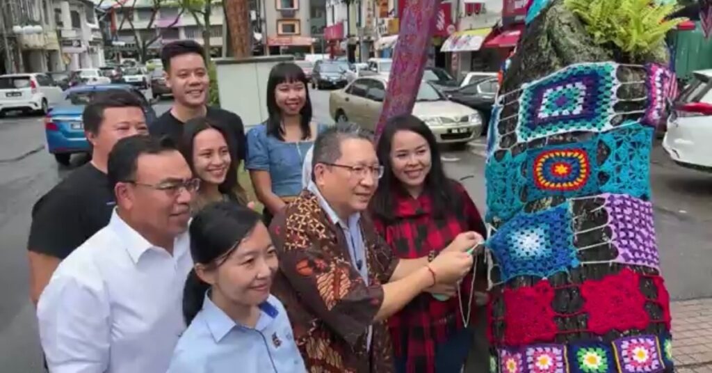 Jalan Di Kuching Bakal Berseri Dengan Seni Hasil Kait ‘Yarn Bombing’