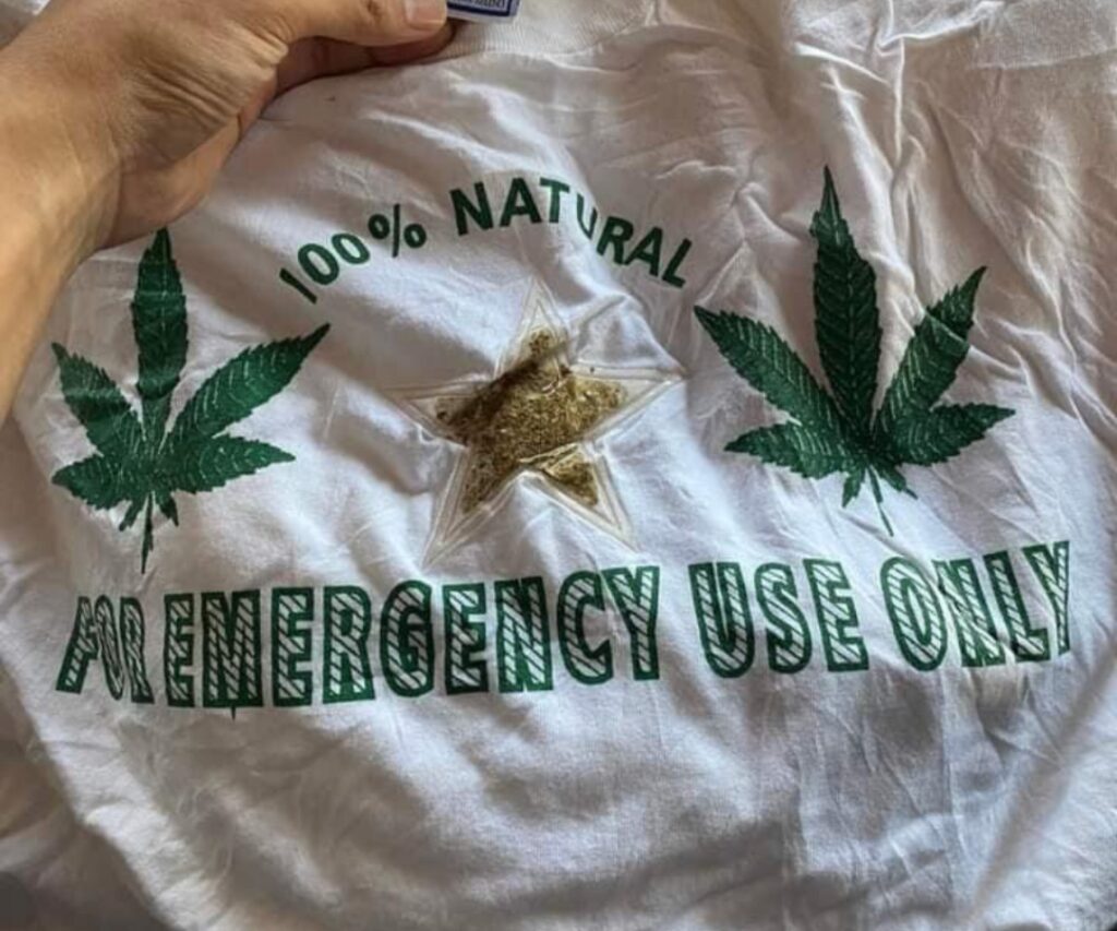 Tular Individu Kongsi Gambar Baju Dipercayai Ada Ganja, Undang Pelbagai Reaksi Netizen
