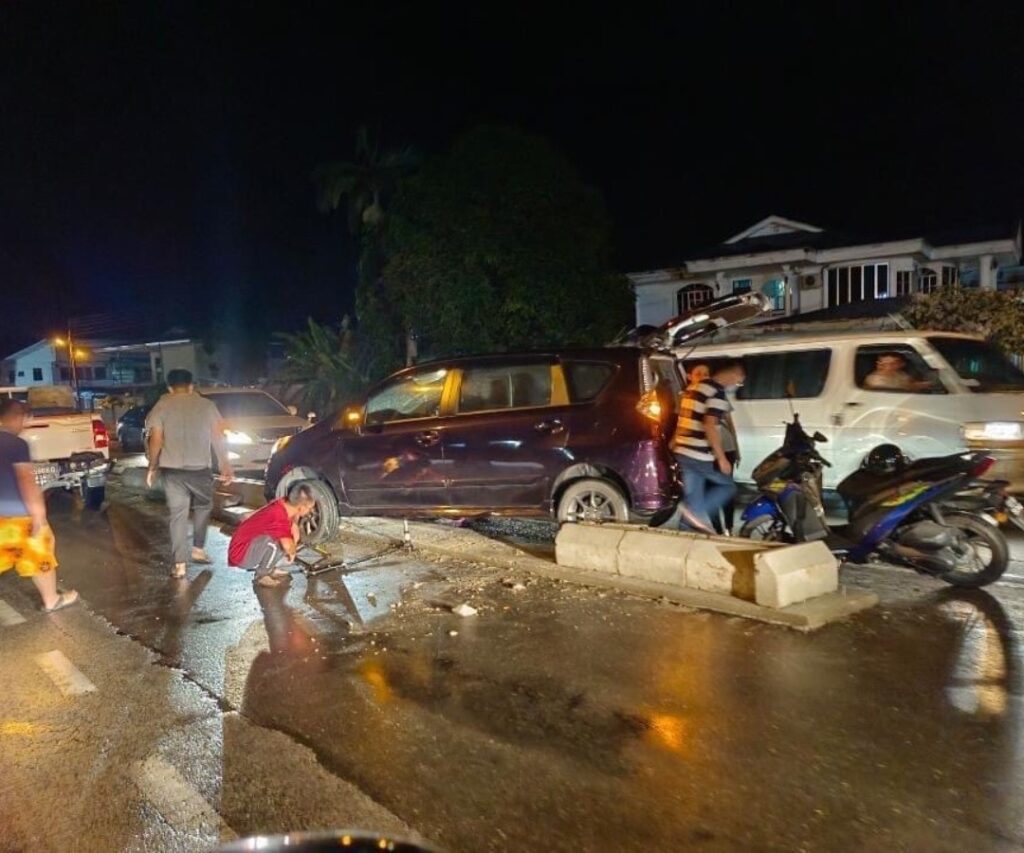 Sebuah Kereta Alza Kemalangan Di Sarikei Angkara Divider