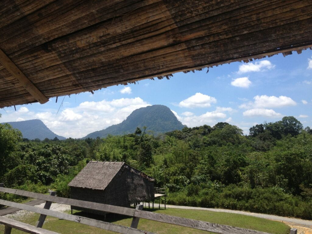 Tidak Jauh Dari Kuching, Borneo Tribal Village Ini Tawar Penginapan Tenang Untuk Anda