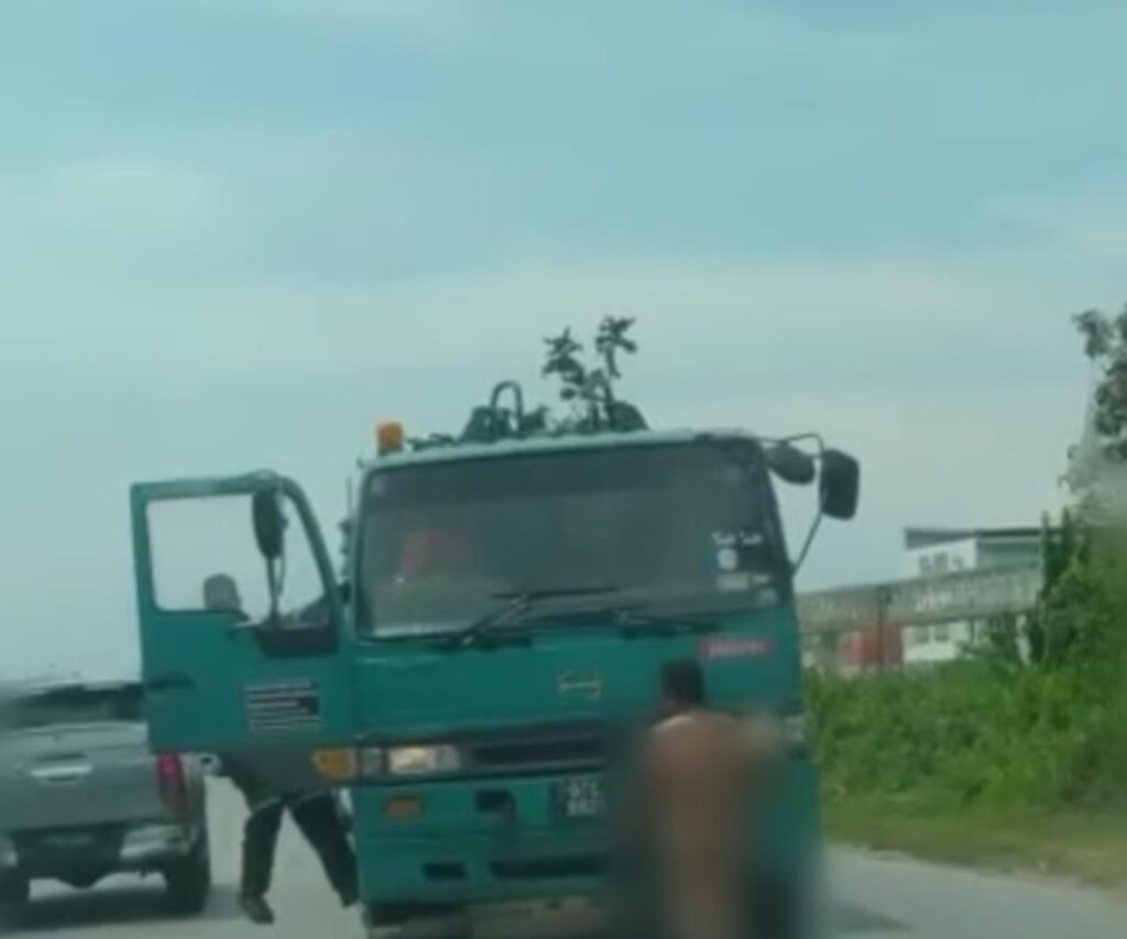 Tular Lelaki Berbogel Tahan Lori Tengah Jalan Di Bintulu, Jadi Bahan Jenaka Netizen