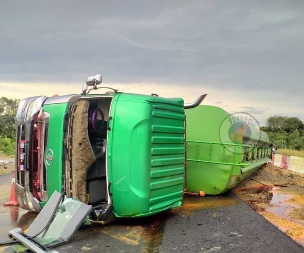 Lori Tangki Minyak Terbalik, Jalan Berminyak Dan Pemandu Sempat Selamatkan Diri Sendiri