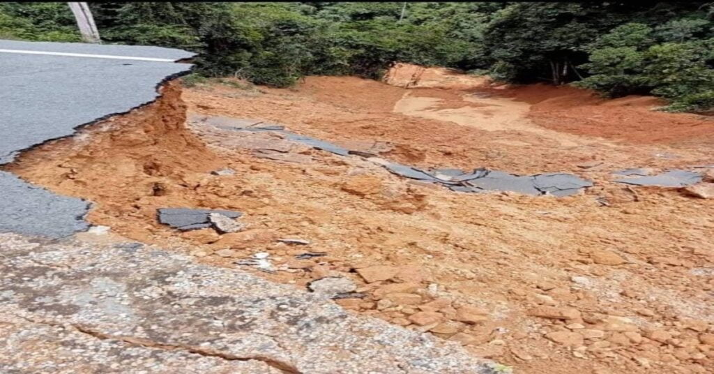 Terputus Hubungan, Jalan Jiwa Murni Di Kapit Alami Tanah Runtuh