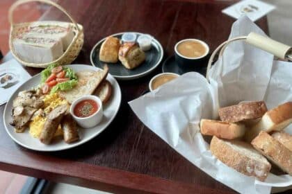 Bakehouse By Breadsman, Kafe Berkonsepkan British Bakeri Di Stampin