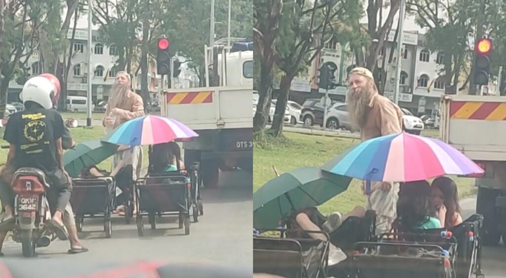 Sering Dilihat Bawa Anak Guna Stroller Sekitar Kuching, Keadaan Mat Salleh Ini Undang Prihatin Netizen