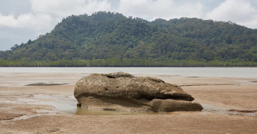 Dalami Kisah Lagenda Disebalik Batu Buaya Di Pantai Santubong