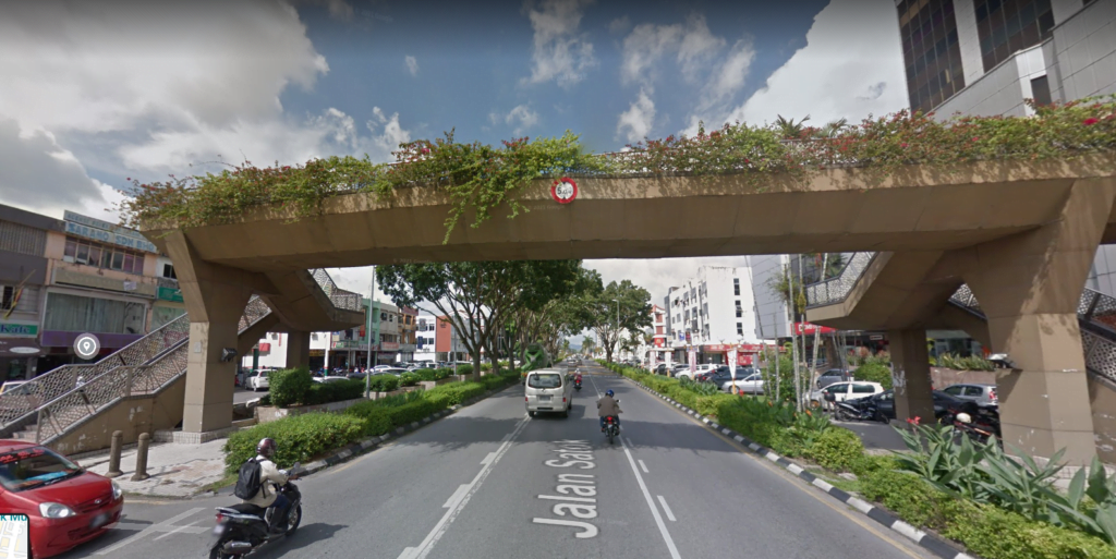 Degil Tak Nak Guna Jejantas, Aksi Selamba Pejalan Kaki Di Satok Ini Undang Reaksi Netizen