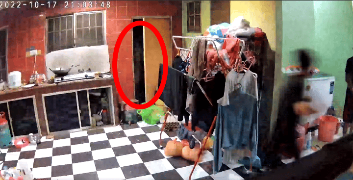 Buat Upacara Sara Bungai, Kelibat Entiti 'Datang Melawat' Sempat Dirakam CCTV