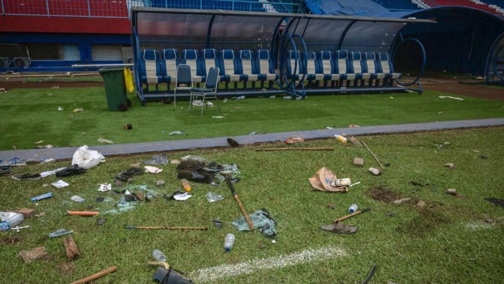 Insiden Rempuhan Bola Sepak, Polis Jumpa 46 Botol Minuman Keras Di Stadium Kanjuruhan
