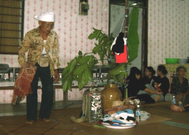 Buat Upacara Sara Bungai, Kelibat Entiti 'Datang Melawat' Sempat Dirakam CCTV