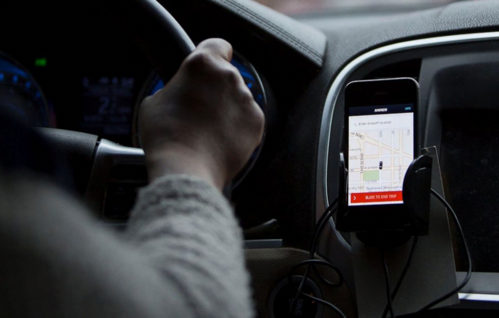 Cium Penumpang Di Bibir, Pemandu E-Hailing Di Kuching Mengaku Tidak Bersalah