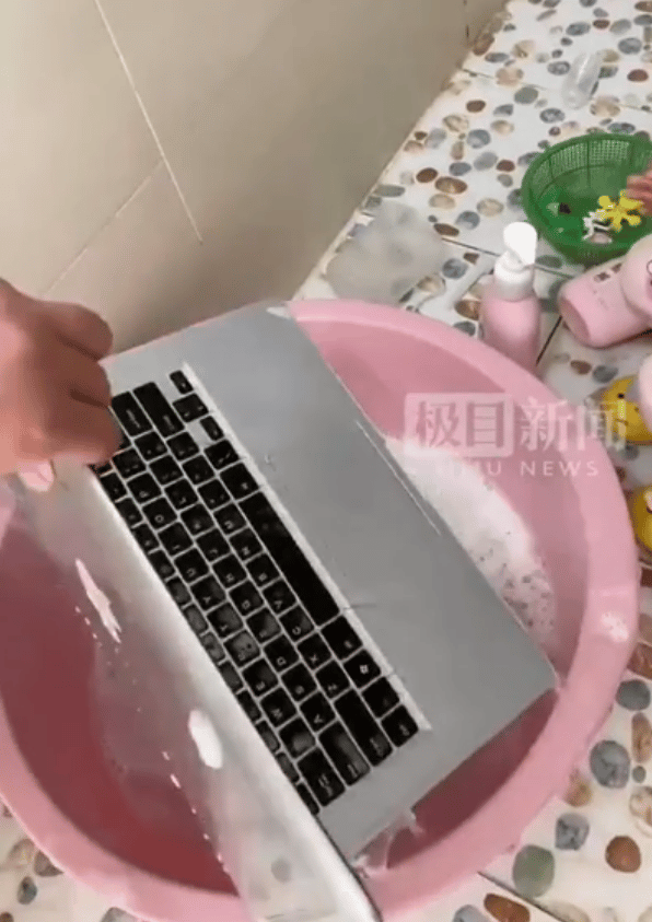 Niat Nak Tolong, Anak Lelaki Ini Cuci MacBook Selepas Mendengar Ia Ada 'Banyak Sampah'