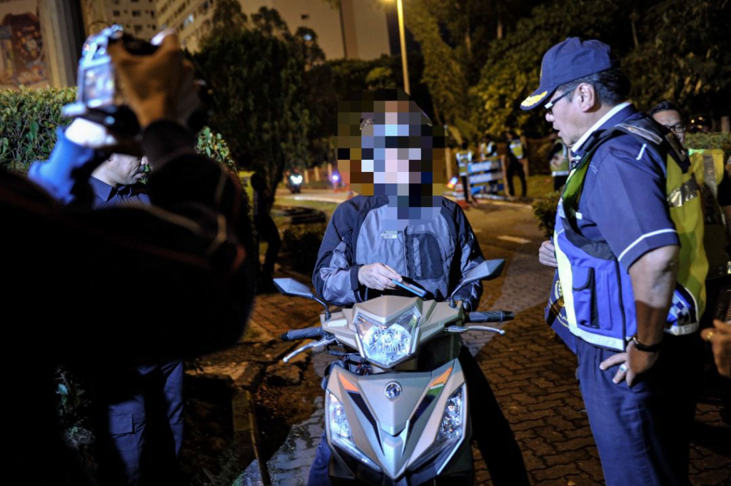 Sesat Guna Waze, Remaja Tiada Lesen Terjumpa 'Roadblock' Dalam Perjalanan Pulang Ke Rumah