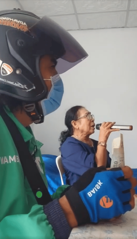 Dibayar Rm2.50 Satu Lagu, Grab Rider Ini Diupah 'Aunty' Untuk Mendengar Nyanyiannya