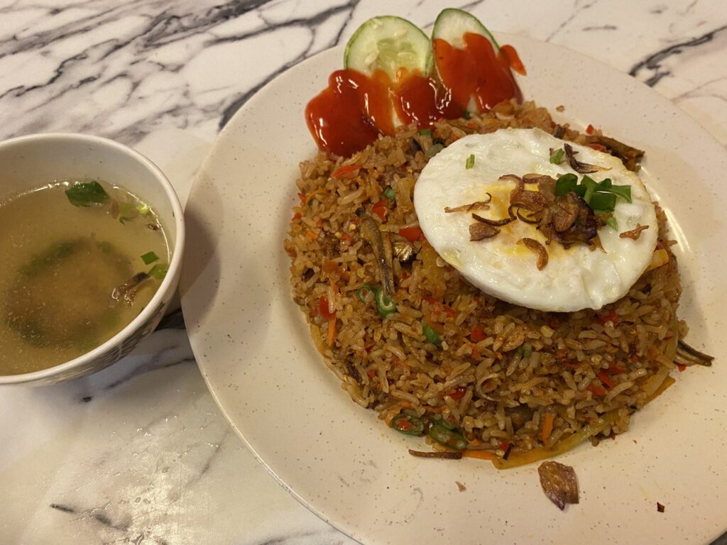 Ayam Geprek Pedas Berapi, Anda Perlu Cuba Menu Menarik Ini Di Salleh Corner Kuching