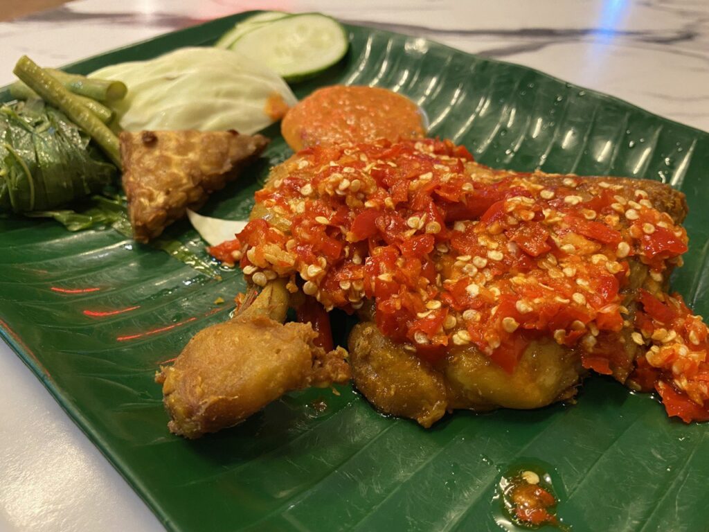 Ayam Geprek Pedas Berapi, Anda Perlu Cuba Menu Menarik Ini Di Salleh Corner Kuching
