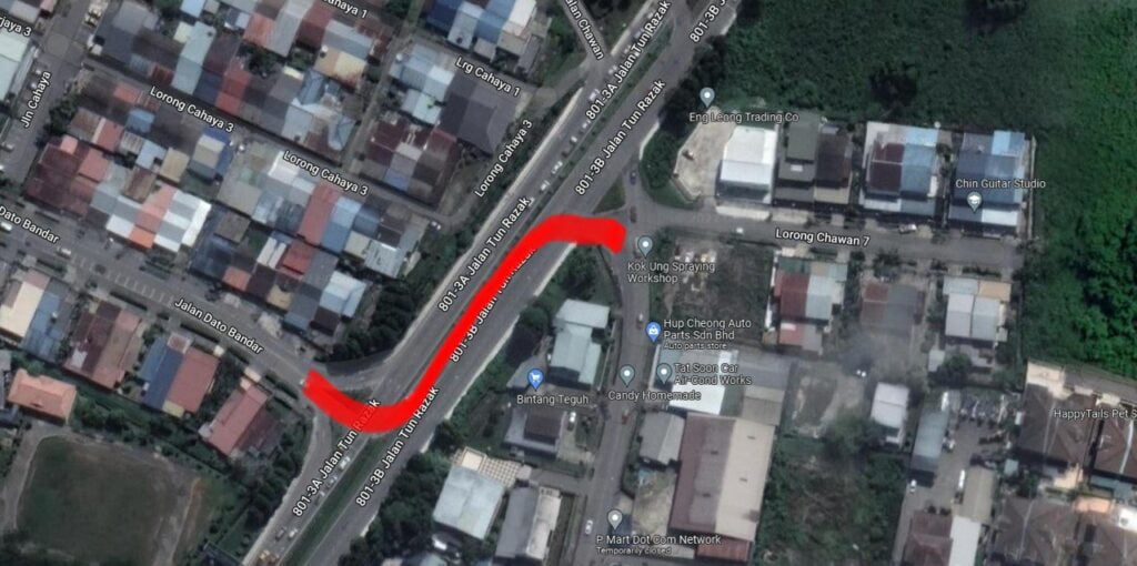 Sering Jadi Shortcut Haram, JKR Bertindak Pasang Simen Di Jalan Tun Razak Di Kuching