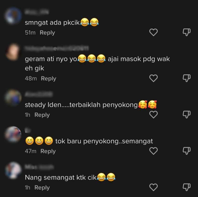 Beri Sorakan Guna Loghat Kabong, Gelagat Penyokong Bola Sepak Wanita Ini Cuit Hati Netizen