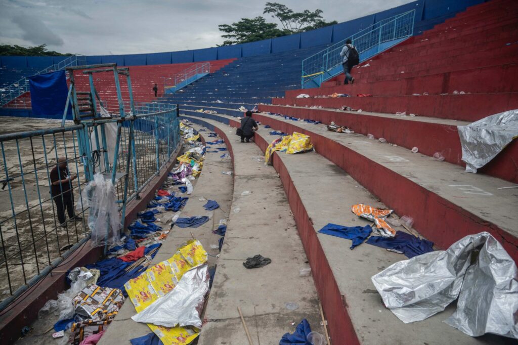 Insiden Rempuhan Bola Sepak, Polis Jumpa 46 Botol Minuman Keras Di Stadium Kanjuruhan