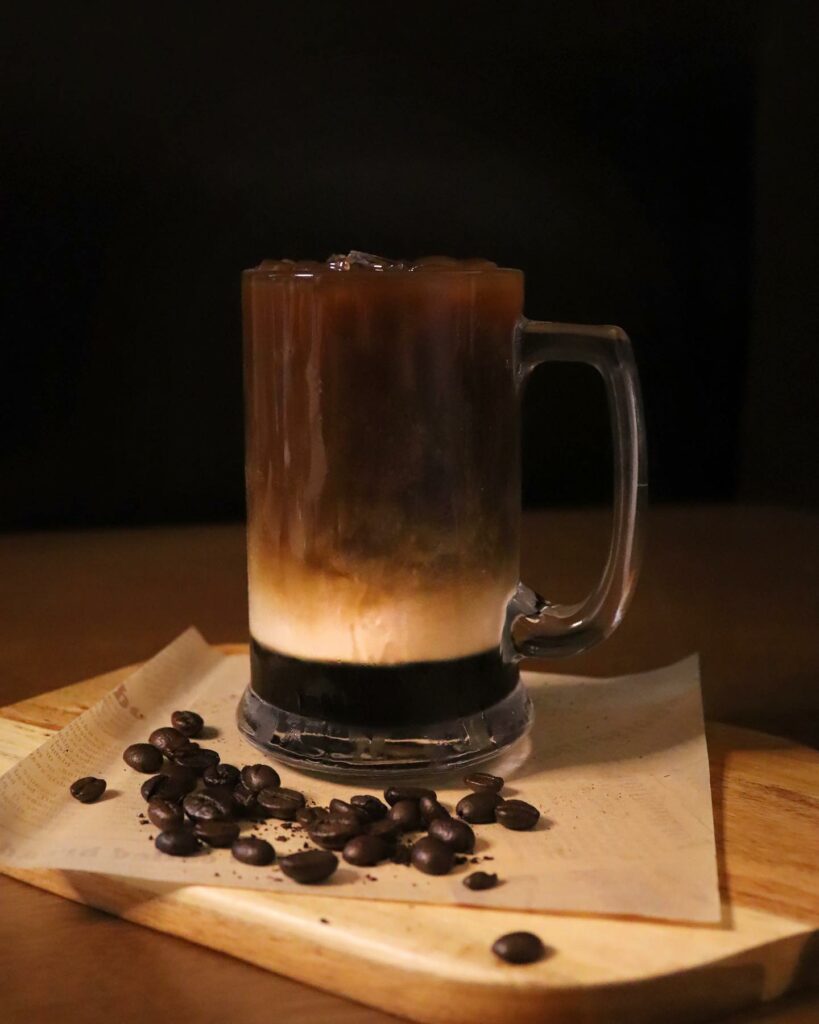Berkonsepkan Kopitiam, Anda Wajib Cuba 'Kopi Padu' Dan 'Roti Kiap' Di Tapawlah Plaza Merdeka